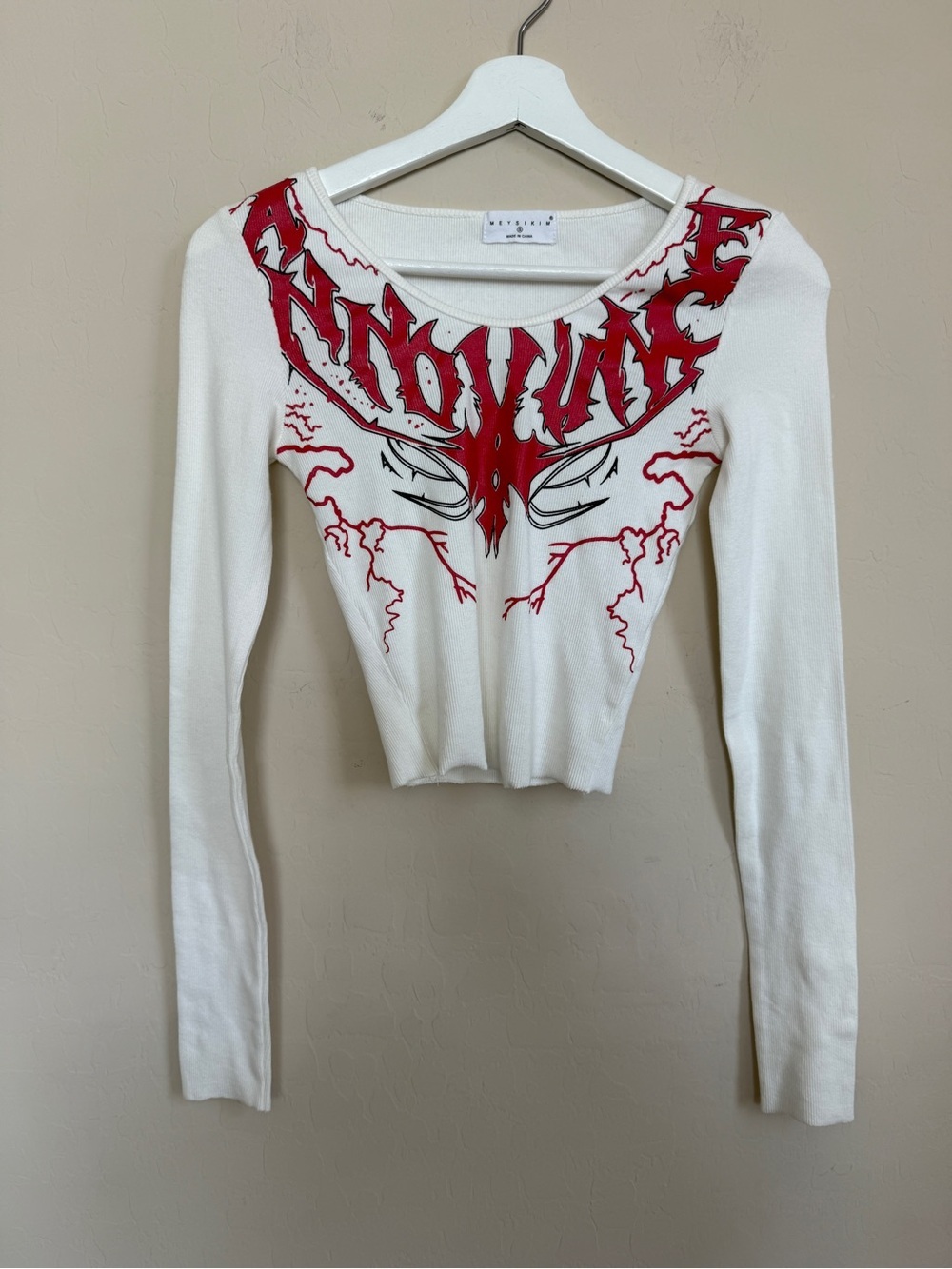 Tribal Text White Stretch Ribbed Long-Sleeve Graphic Crop Top Red Accent